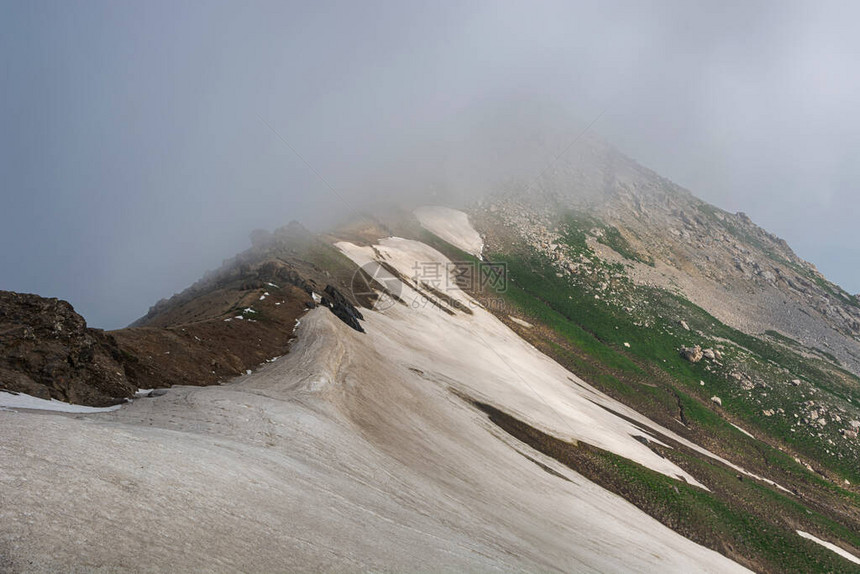 古典的夏日风景在雪山和云中漫步吉尔图片