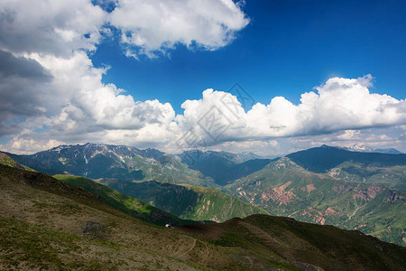 山上长着漫步的古典夏日风景图片