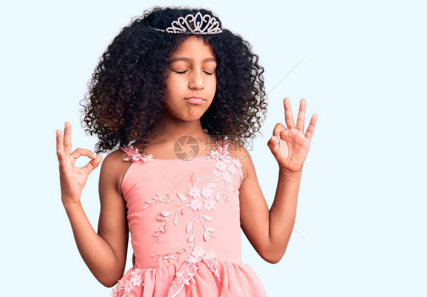 穿着公主王冠的卷发的非裔美国儿童放松图片