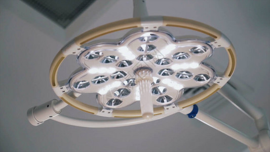 医院手术室的白光手术灯或牙科灯用于照亮外科手术的专图片