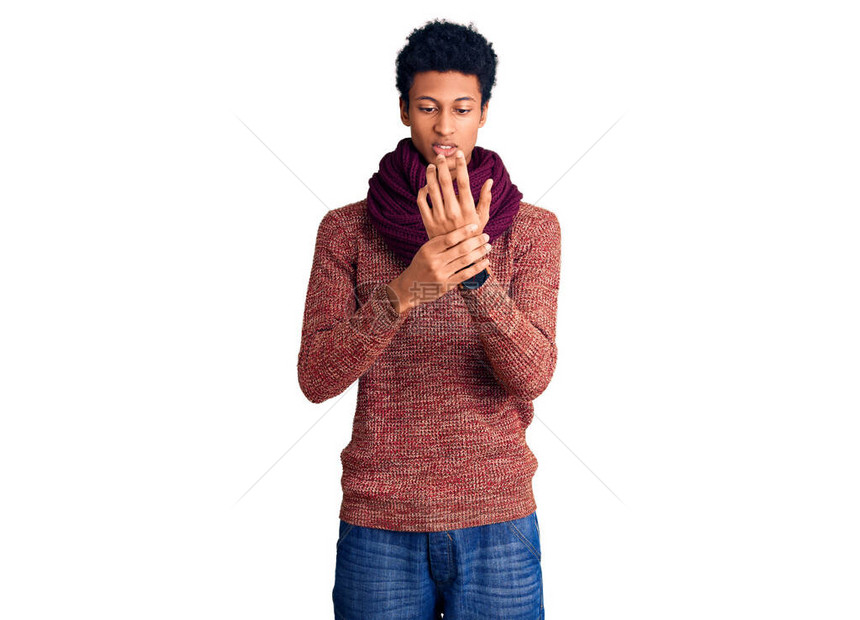 身穿临时冬季毛衣和围巾的非洲青年男子手脚和手指疼痛关节图片