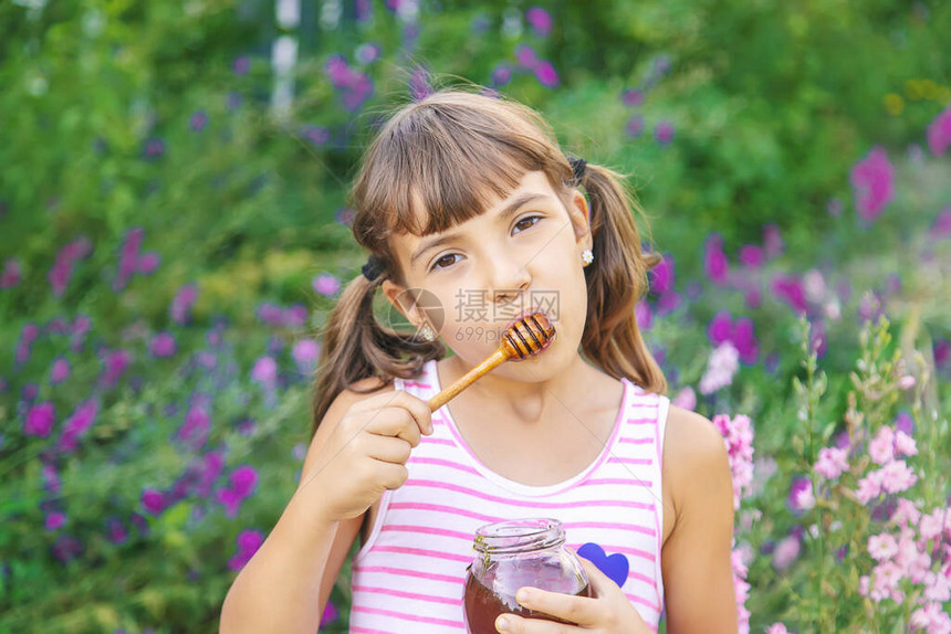 孩子吃蜂蜜夏天的照片选择图片