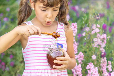 孩子吃蜂蜜夏天的照片选择图片