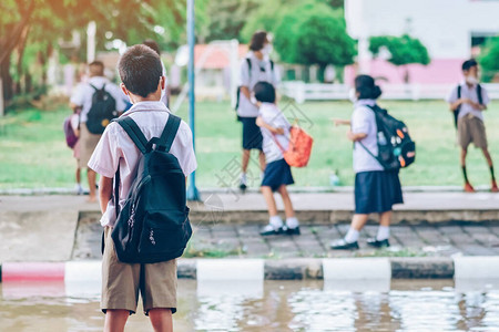 男小学生戴面罩预防冠状图片