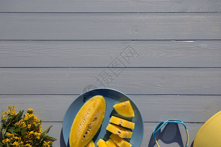夏季平板以黄色和蓝色的颜色铺设图片