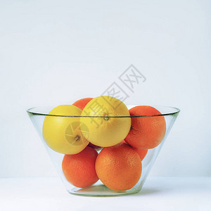 玻璃花瓶加柑橘水果橙子和黄色图片