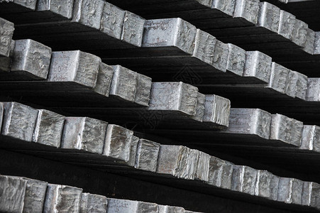 冶金厂仓库里的钢坯钢铁厂的热钢锭图片