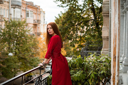 漂亮时尚中年红发女人的肖像成年妇图片