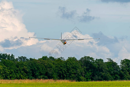 滑翔机在完成任务后返回机场图片