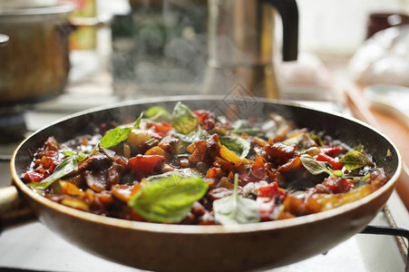 健康食品蔬菜在锅里被炸焦番茄子洋葱辣图片