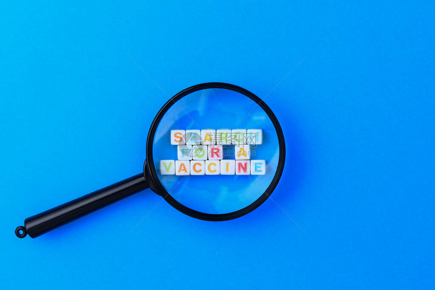 立方体形成文本搜索一种疫苗你和放大镜在经典蓝色医学背景上图片