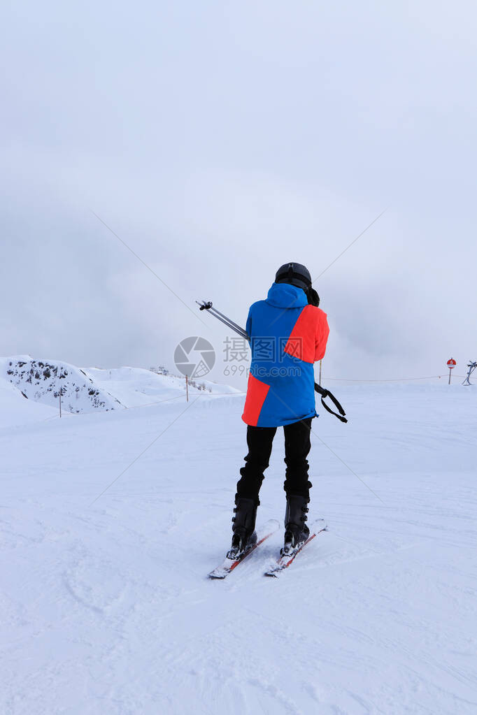 年轻的滑雪者戴上护目镜图片