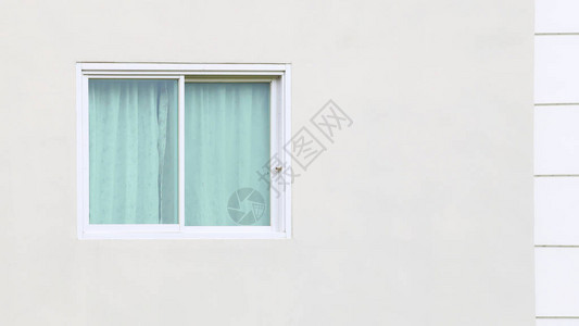 白色框架窗户有蓝色窗帘图片