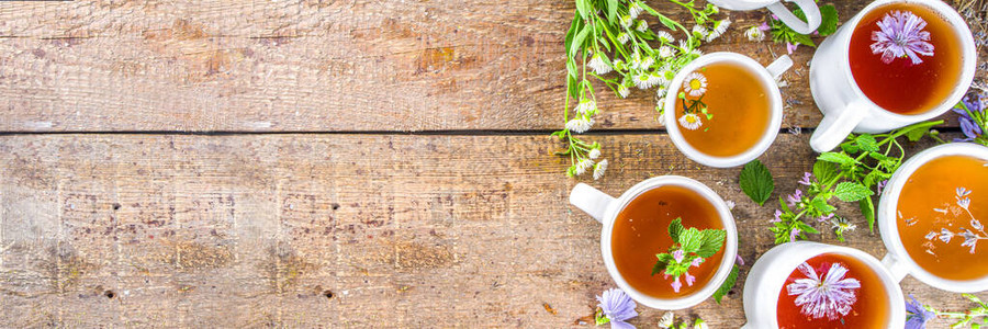 不同的草药茶具各种有机草药花茶甘菊苣梅丽莎薄荷薰衣草的杯子有机天然饮料概念保健和背景图片
