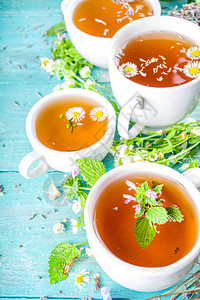 不同的草药茶具各种有机草药花茶甘菊苣梅丽莎薄荷薰衣草的杯子有机天然饮料概念保健和背景图片