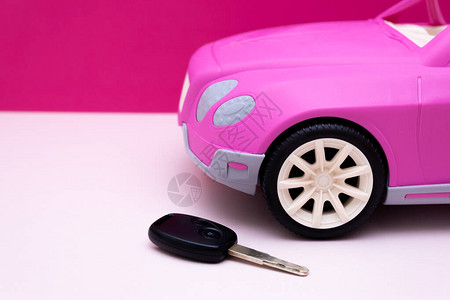 车钥匙和粉色汽车模型图片