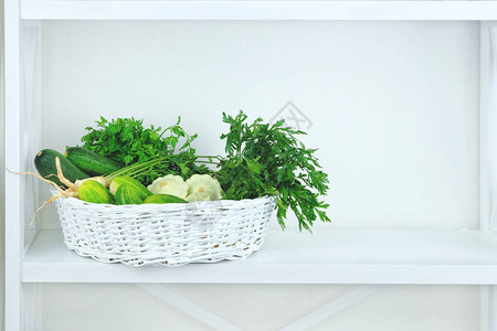 绿色秋天蔬菜篮子放在架子上图片