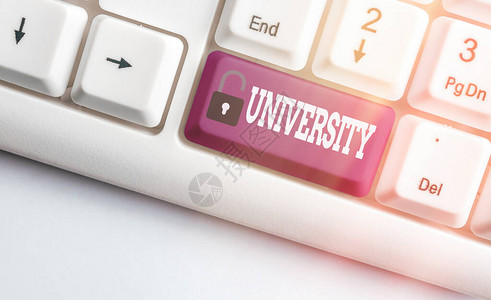 商业照片展示高等教育机构提供教学设施不同颜色的键盘高清图片