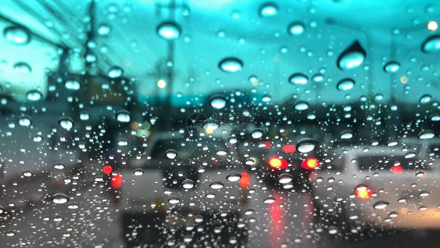 在雨天的夜晚图片