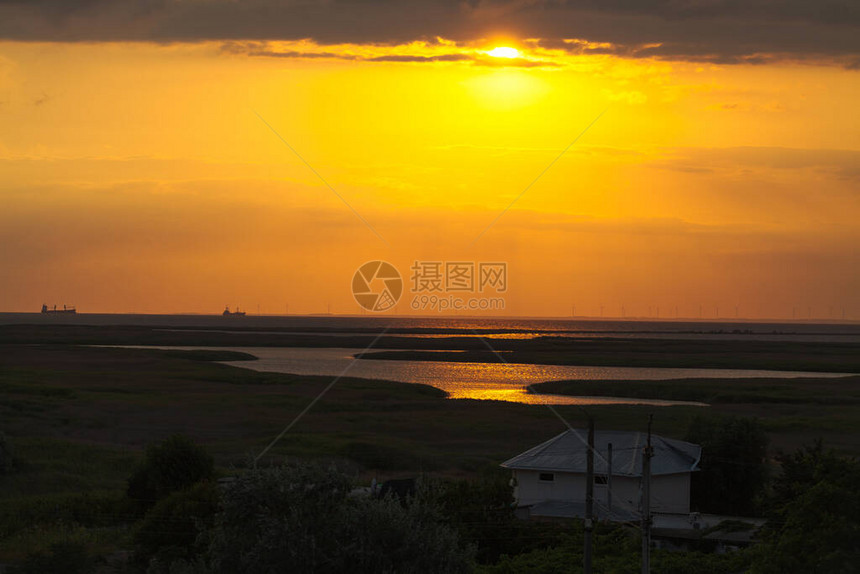 海平面上有帆船和风力农场日落的天空和海洋背景图片