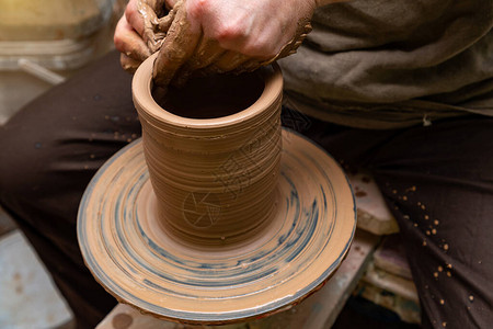 创建一壶粘土特写用粘土制作产品的手图片