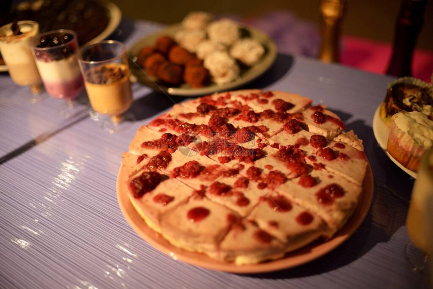 在生日时招待客人的带有浆果的奶酪派图片
