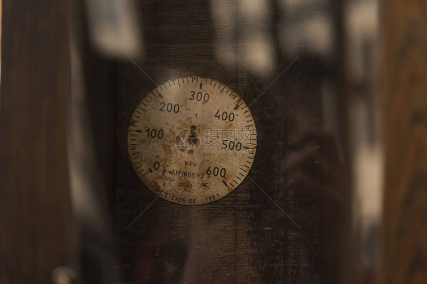 老式纸背景上的旧古董经典时钟的表盘时间历史科学记忆信息的概念复古风格图片