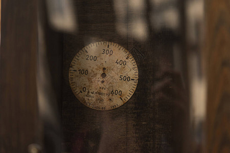 老式纸背景上的旧古董经典时钟的表盘时间历史科学记忆信息的概念复古风格背景图片