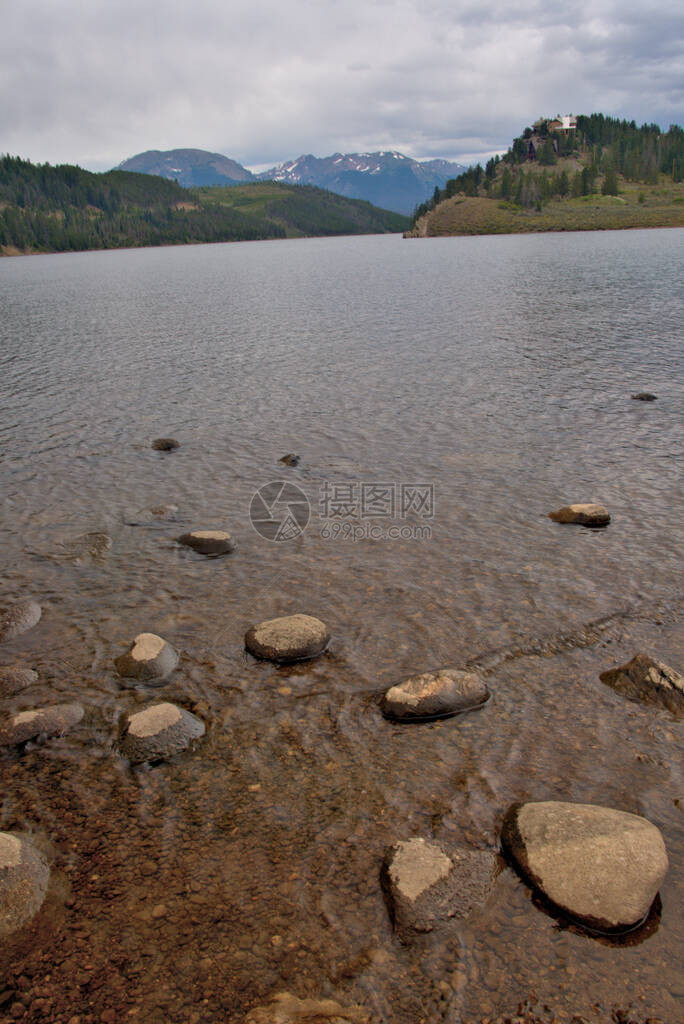 山湖前景浅处的沼泽地延伸至图片