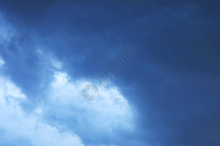 深蓝暴雨云的天空图片