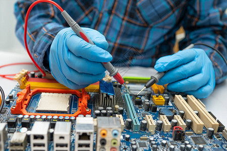 修理微型电路主机板计算机电子技术硬件移动电话升级换代和清洁概念图片