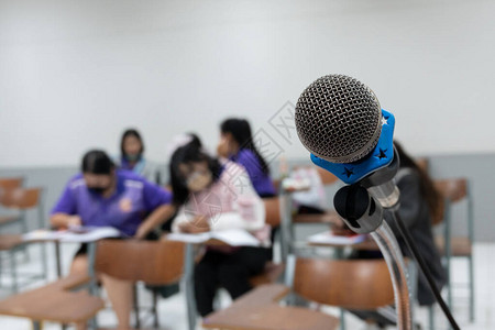 在大学教室的讲师席上图片