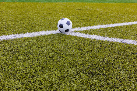 足球足球人造青草和白条图片