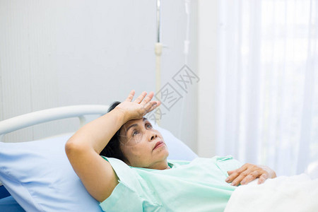 老女病人躺在医院的床上图片