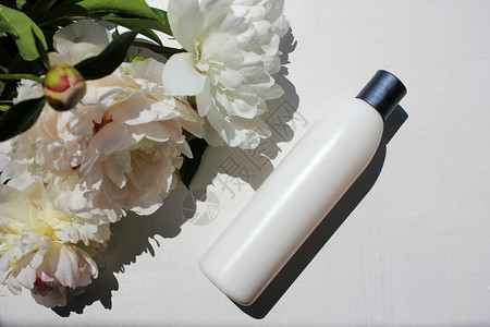 白色瓶子里的洗发水凝胶或护发素图片