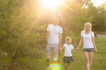 快乐的年轻家庭在夏日图片