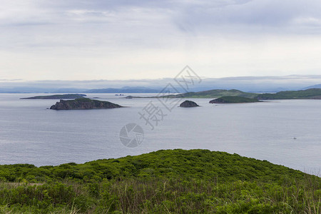 浑江大湾彼德大湾的景象是夏天从海参沃斯托克水区斯科特岛南端的背景