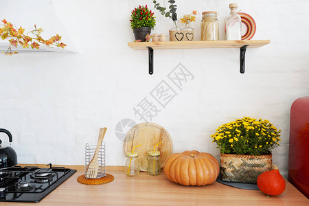 为万圣节或感恩节装饰的秋天厨房装饰品图片