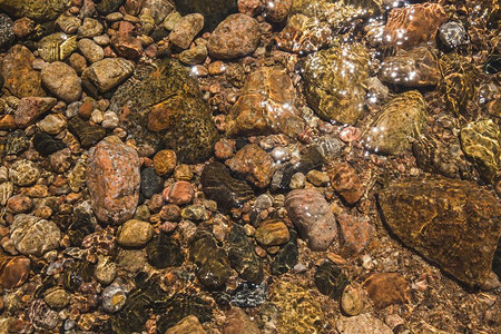 水下的海滩石头图片