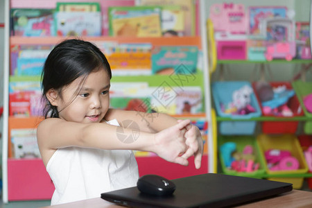 亚洲儿童或女童在网上学习或在家使用笔记本工作图片