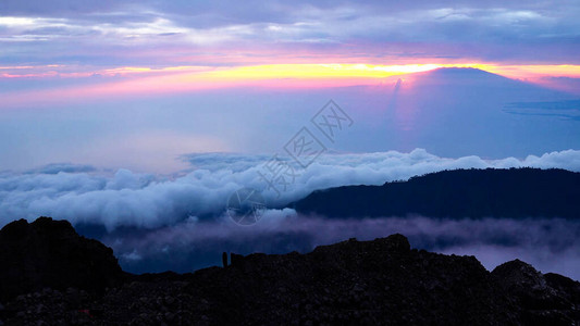 印度尼西亚隆博克Rinjani山的超级日落山景图片