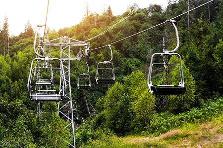 山中的缆车山顶的景色夏天图片