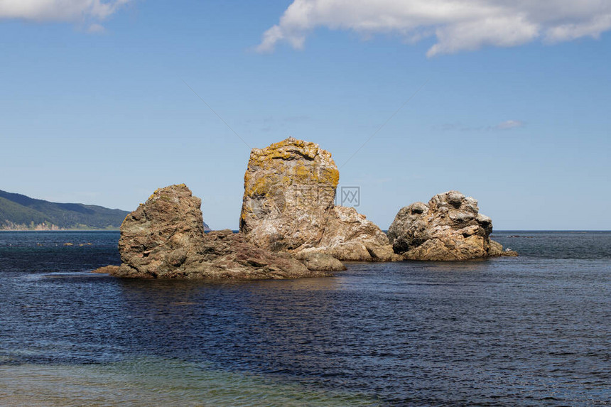 位于俄罗斯奥霍茨克海沿岸的一座美丽的石尖外层或岩层图片