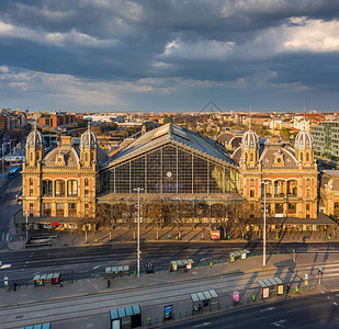 匈牙利布达佩斯Nyugati火车站空中观测日落时暖阳光下图片