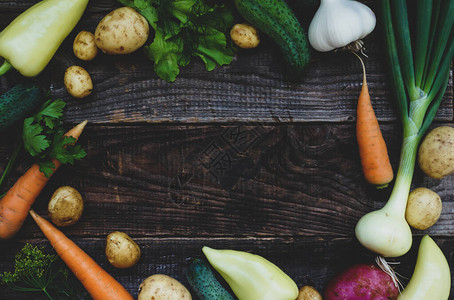 木桌上的蔬菜来自农场的生物健康食品草药和蔬菜木头图片