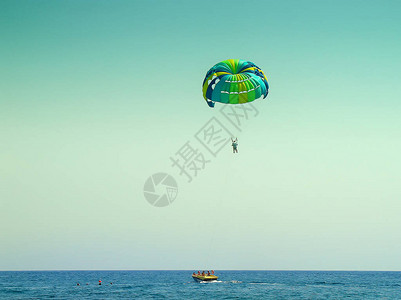 海上天空中的运动员跳伞运动员图片