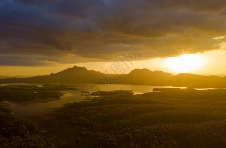 美丽的空中景象日落在泰兰以北的山脉上图片