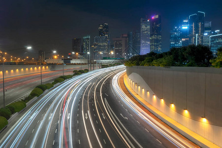 新加坡繁忙的道路和城市背景在高峰时间与运动模糊的车辆图片