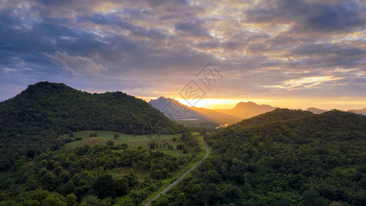 美丽的鸟瞰日落在泰国北部的山脉图片