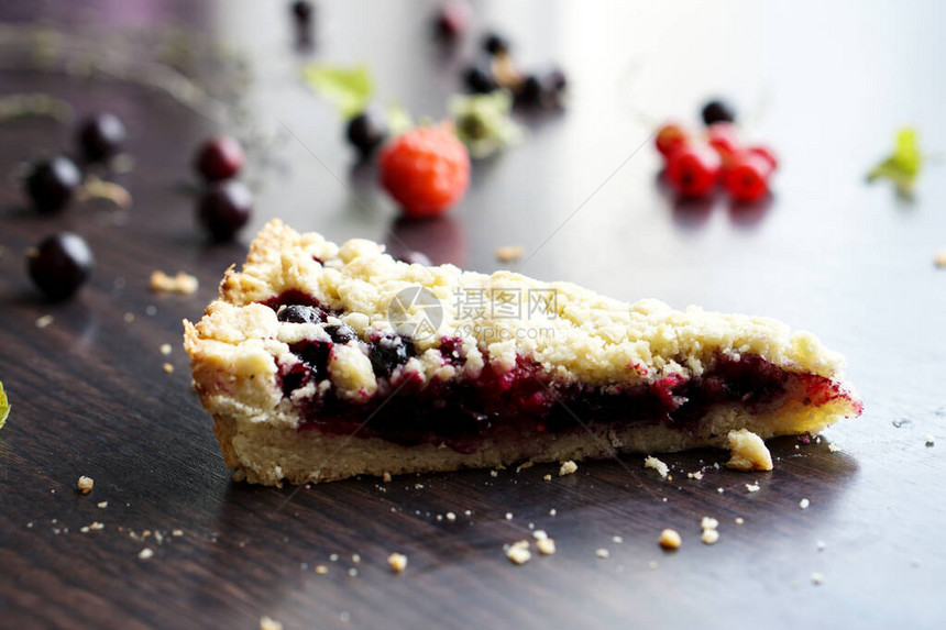 木制桌上的自制短面包小饼莓馅饼图片
